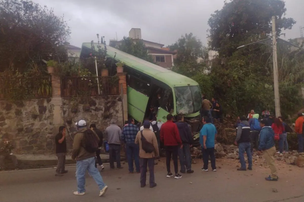 Unidad de transporte público sufre grave accidente en la carretera México-Cuernavaca