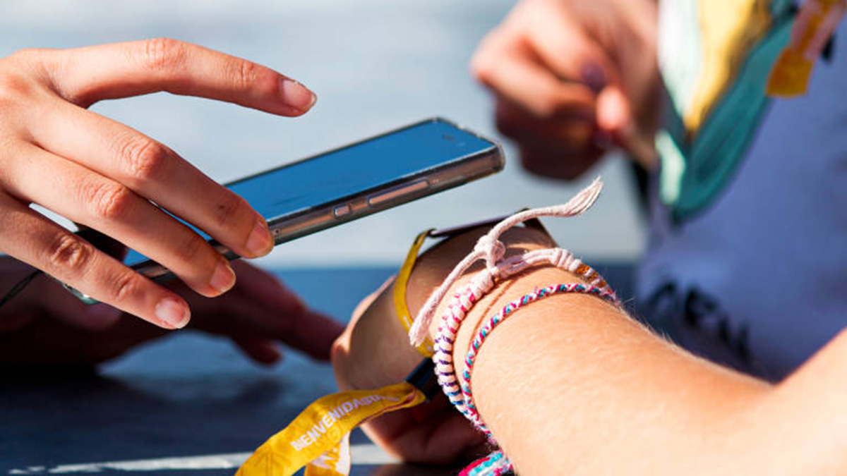 Profeco acuerda con Ocesa eliminar pulseras cashless y comisiones en festivales