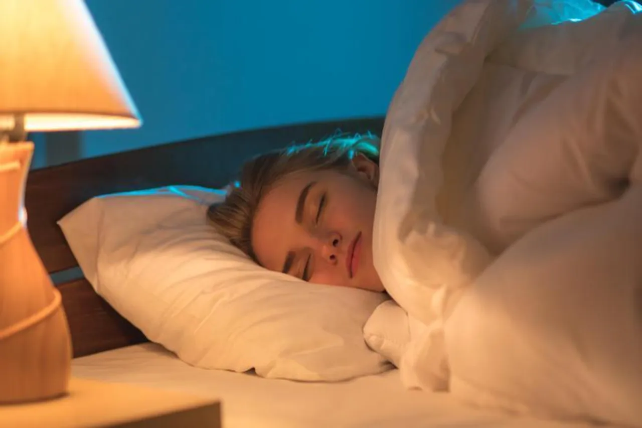 El hábito nocturno que aumenta el riesgo de enfermedades y trastornos mentales