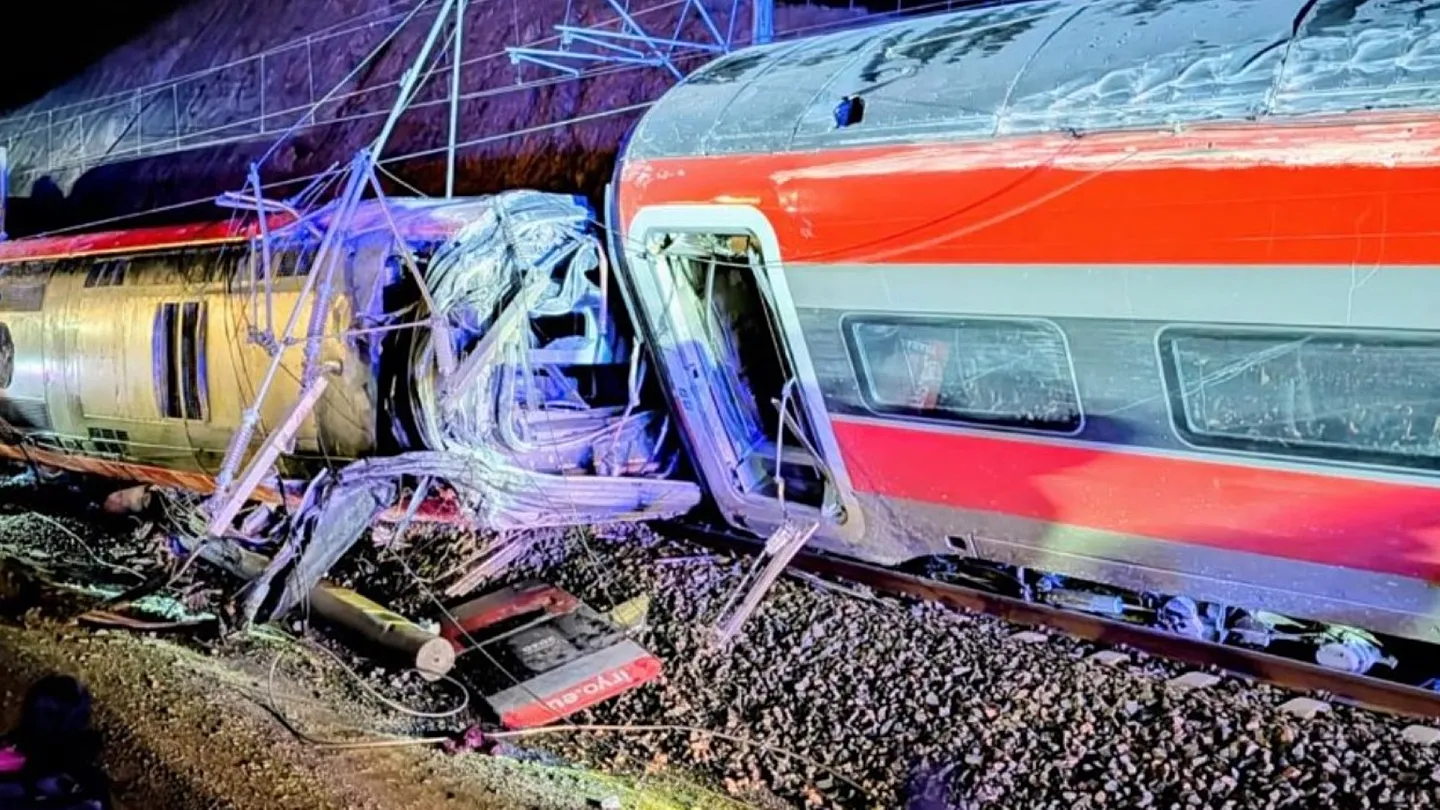 Colisión de trenes de alta velocidad en España deja decenas de fallecidos y heridos