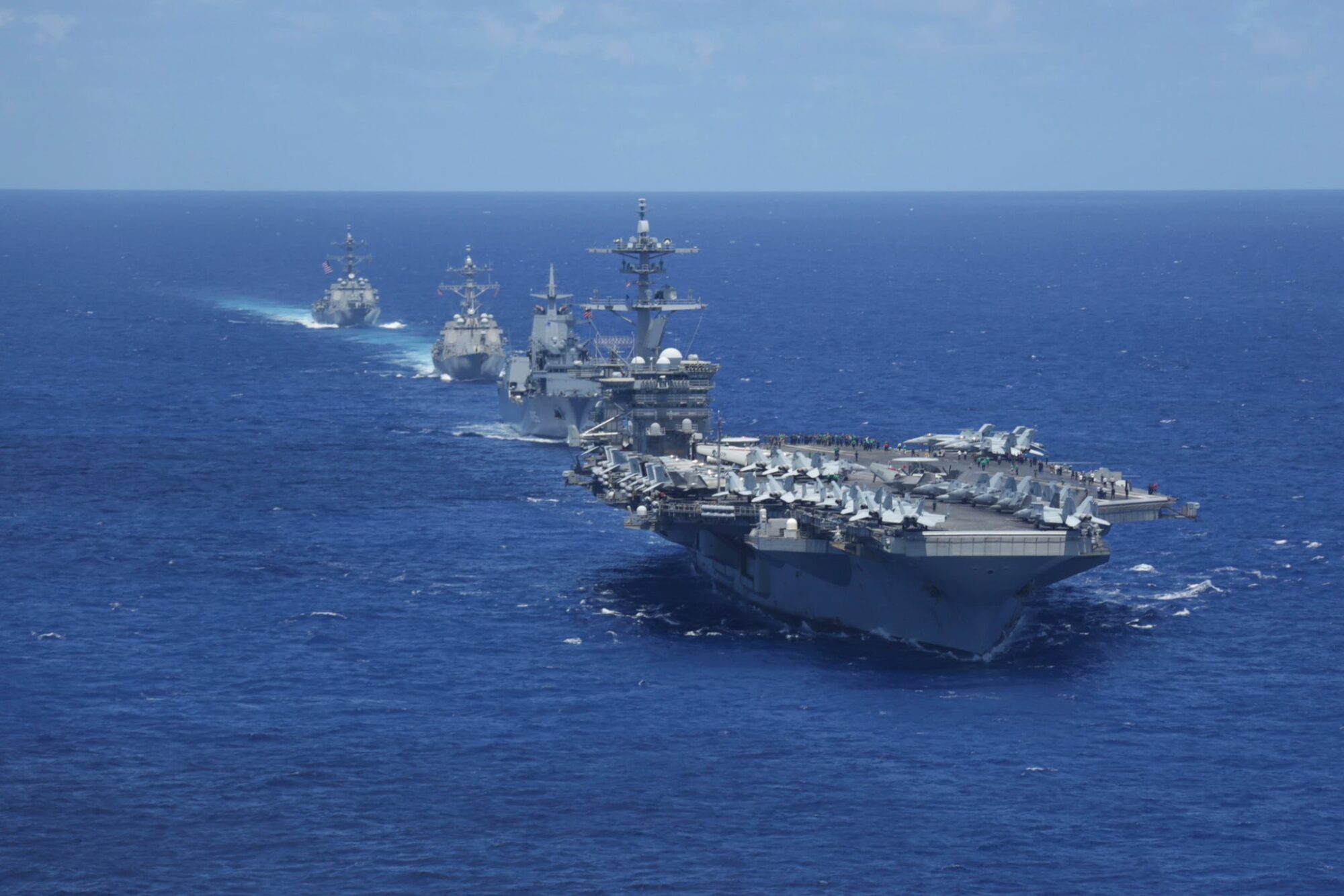EE. UU. moviliza su poder naval frente a Irán