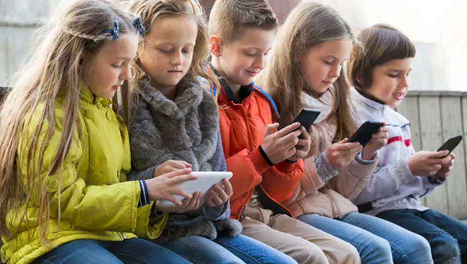 El debate por controlar el celular en menores