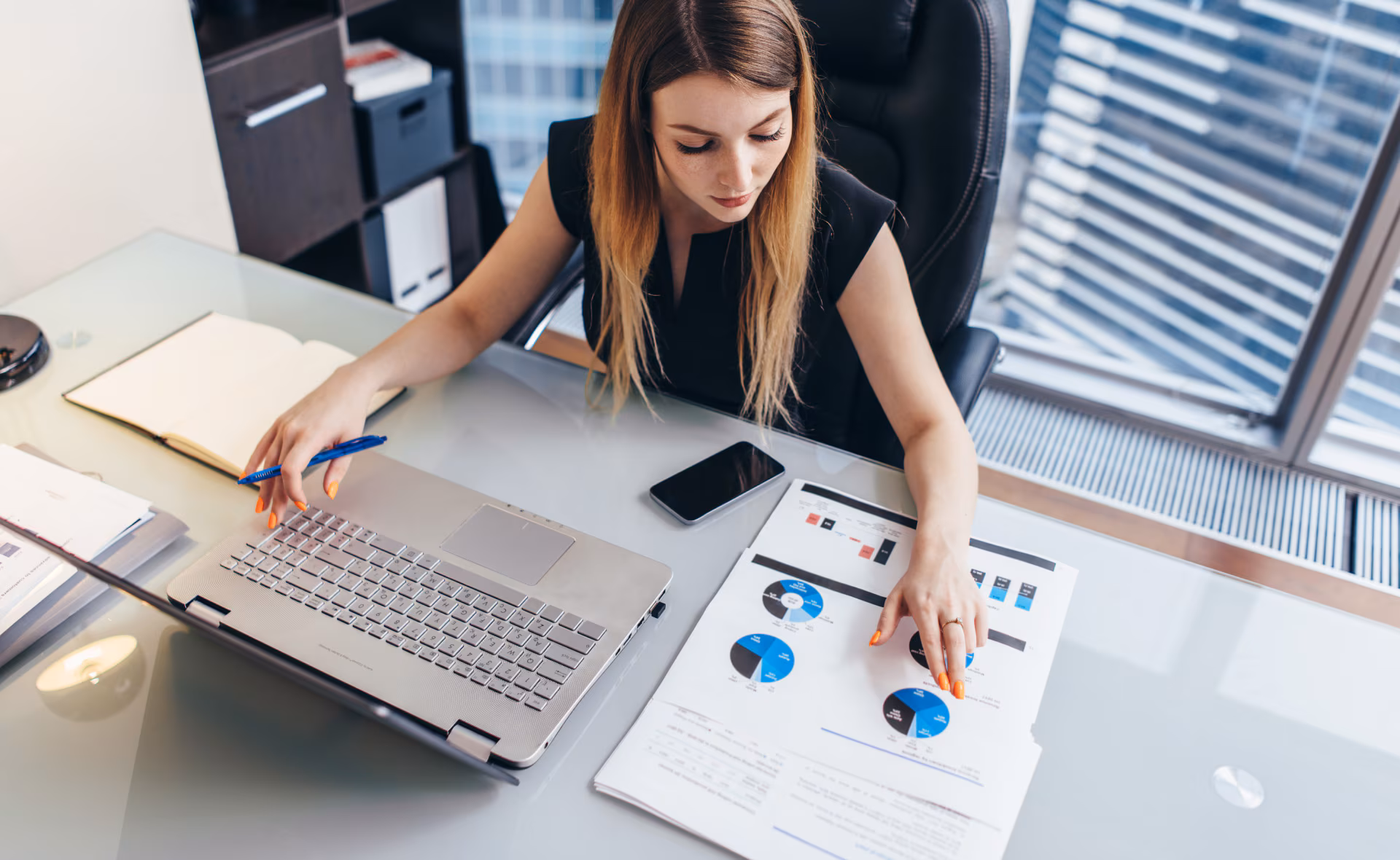 mujer finanzas