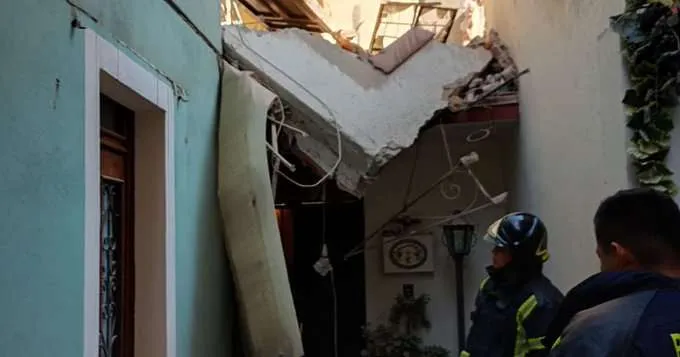Vivienda antigua se derrumba