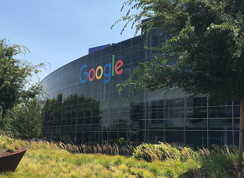 Google meta enfrentaron un nuevo revés judicial o de qué una jueza de California rechazó las solicitudes de ambas compañías para repetir